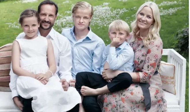 外媒：挪威王储妃梅特·玛丽特就涉爱泼斯坦案致歉