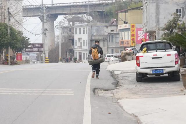 湖北95后小伙从上海走回老家过年 36天瘦了27斤