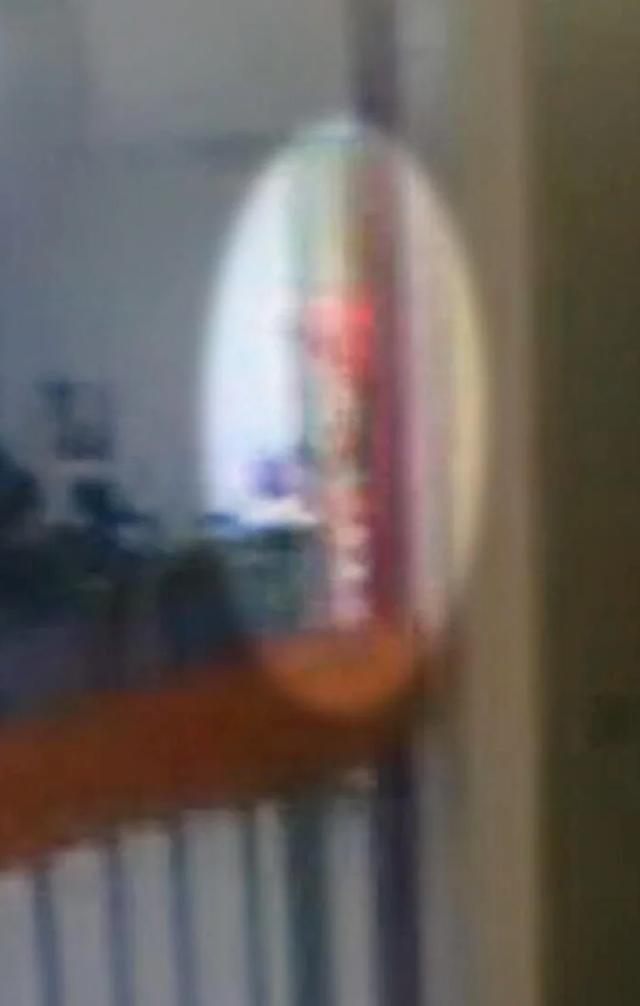 爱泼斯坦死亡当晚监控披露:神秘＂橙色人影＂进入封锁区