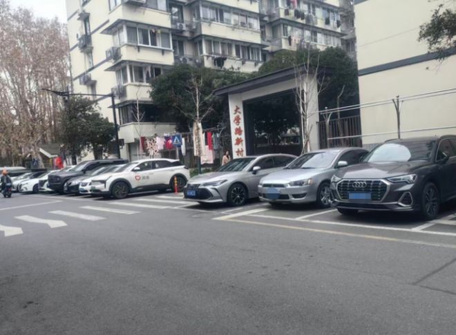 女子拒缴物业费后 小区不让她继续停车：先缴费才能续