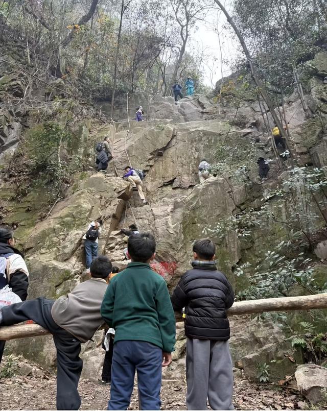 妈妈带娃爬野山出事：男孩头上缠着绷带 脸上有血迹