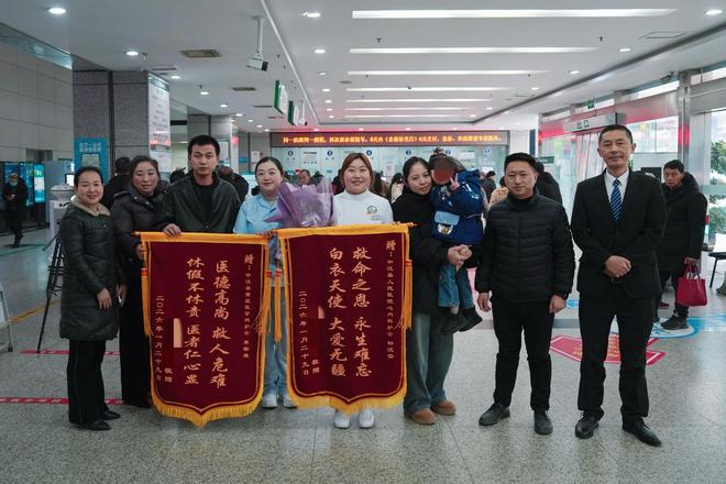 4岁女童在温泉酒店泳池溺水 两名女子跪地抢救20分钟