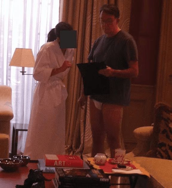 英驻美前大使丑照流出：在爱泼斯坦别墅中只穿内裤