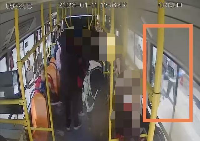 学生想从公交前门下遭拒 轻声骂了句被司机追下车打伤